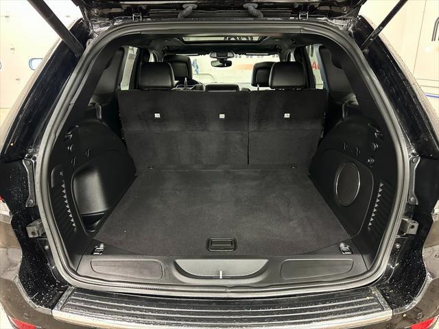 Photo of 2022 Diamond Black Crystal Pearlcoat Jeep Grand Cherokee