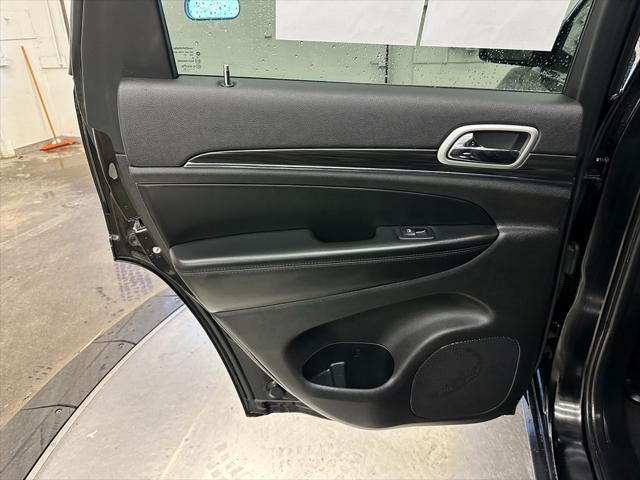 Photo of 2022 Diamond Black Crystal Pearlcoat Jeep Grand Cherokee