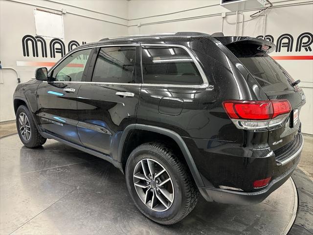 Photo of 2022 Diamond Black Crystal Pearlcoat Jeep Grand Cherokee