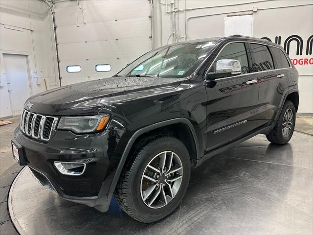 Photo of 2022 Diamond Black Crystal Pearlcoat Jeep Grand Cherokee