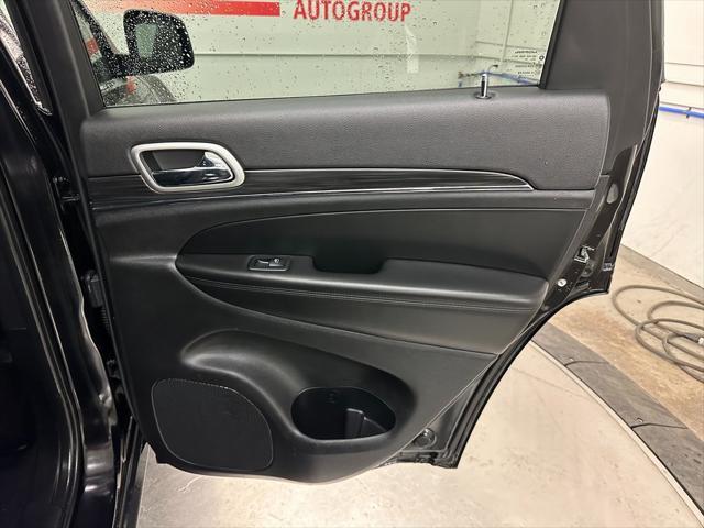 Photo of 2022 Diamond Black Crystal Pearlcoat Jeep Grand Cherokee