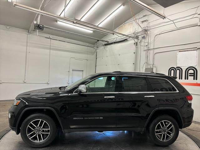 Photo of 2022 Diamond Black Crystal Pearlcoat Jeep Grand Cherokee