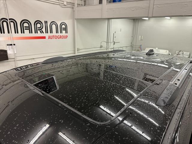 Photo of 2022 Diamond Black Crystal Pearlcoat Jeep Grand Cherokee