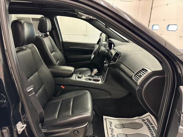 Photo of 2022 Diamond Black Crystal Pearlcoat Jeep Grand Cherokee