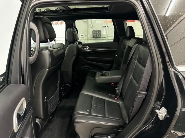 Photo of 2022 Diamond Black Crystal Pearlcoat Jeep Grand Cherokee