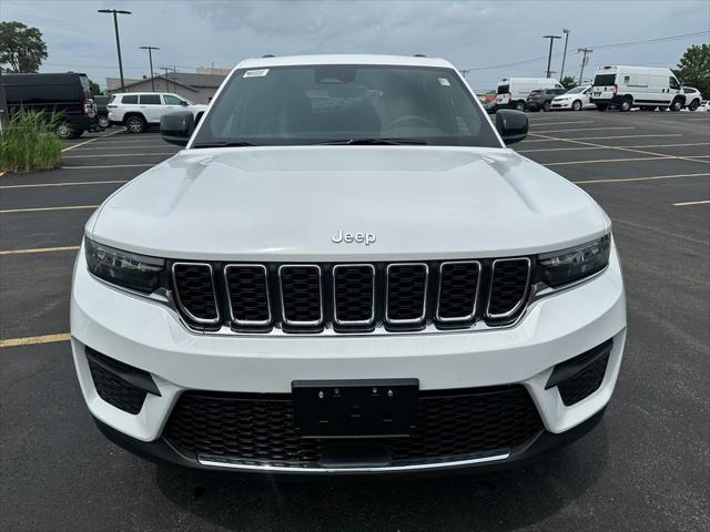 Photo of 2025 Bright White Clearcoat Jeep Grand Cherokee