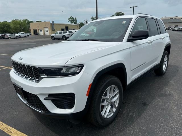 Photo of 2025 Bright White Clearcoat Jeep Grand Cherokee