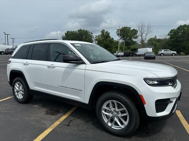 Photo of 2025 Bright White Clearcoat Jeep Grand Cherokee