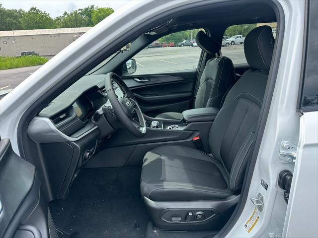 Photo of 2025 Bright White Clearcoat Jeep Grand Cherokee