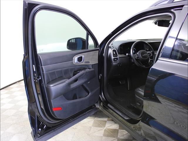 Photo of 2022 Ebony Black Kia Sorento