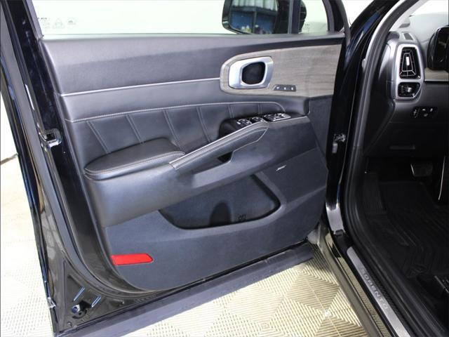Photo of 2022 Ebony Black Kia Sorento