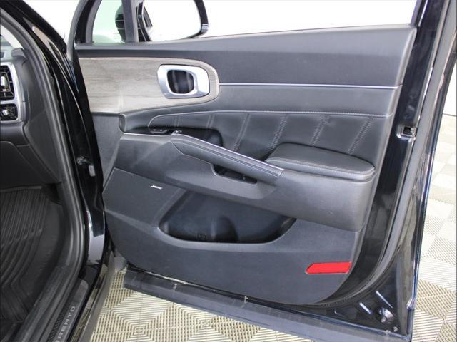 Photo of 2022 Ebony Black Kia Sorento