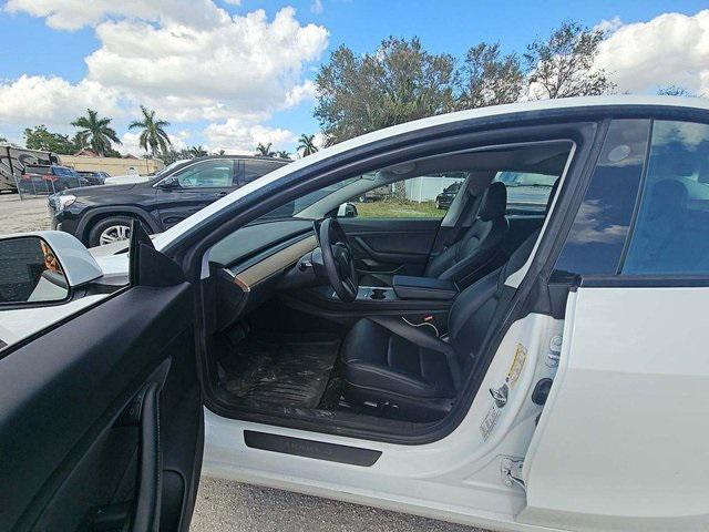 Photo of 2021 White Tesla Model 3