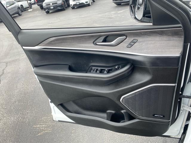 Photo of 2022 Bright White Clearcoat Jeep Grand Cherokee