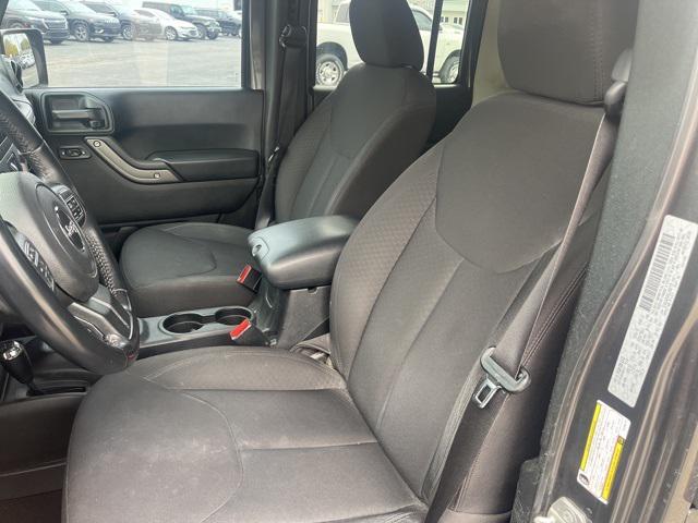 Photo of 2016 Granite Crystal Metallic Clearcoat Jeep Wrangler Unlimited