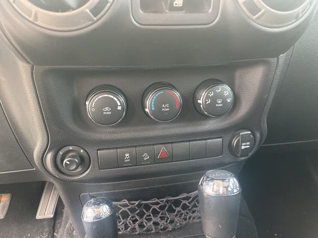 Photo of 2016 Granite Crystal Metallic Clearcoat Jeep Wrangler Unlimited