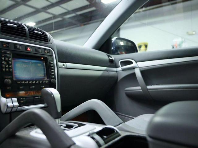 Photo of 2004 Blue Porsche Cayenne