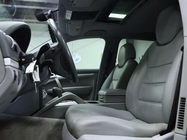 Photo of 2004 Blue Porsche Cayenne