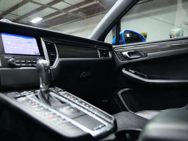 Photo of 2017 Blue Porsche Macan