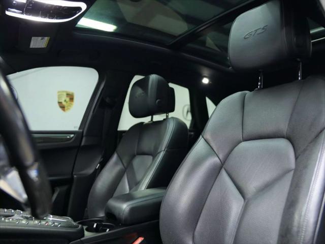 Photo of 2017 Blue Porsche Macan