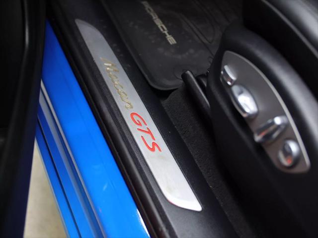 Photo of 2017 Blue Porsche Macan