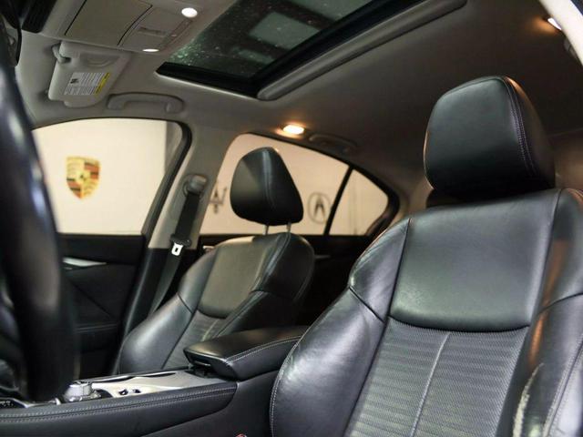 Photo of 2018 Pure White INFINITI Q50
