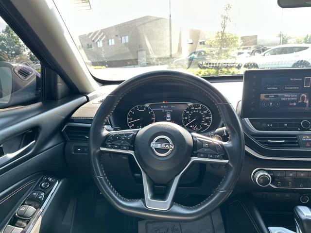 Photo of 2023 Super Black Clearcoat Nissan Altima