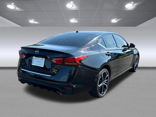Photo of 2023 Super Black Clearcoat Nissan Altima