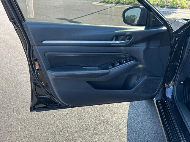 Photo of 2023 Super Black Clearcoat Nissan Altima