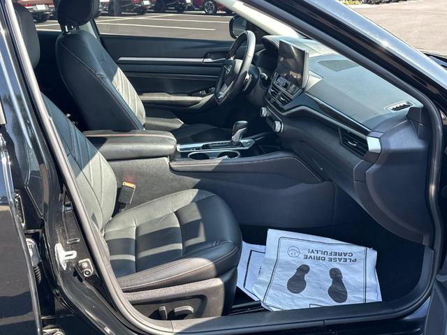 Photo of 2023 Super Black Clearcoat Nissan Altima