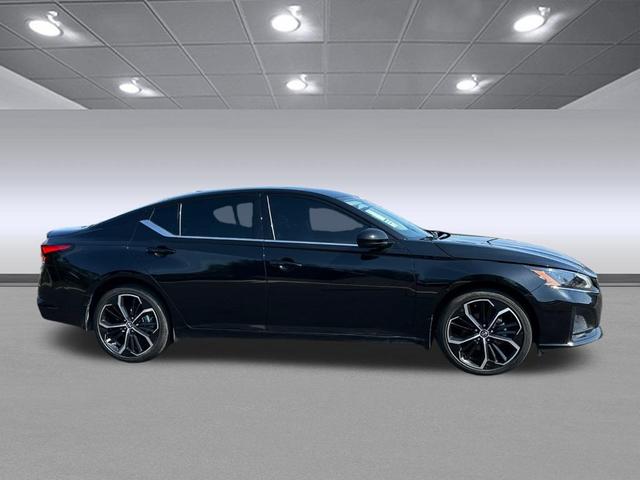 Photo of 2023 Super Black Clearcoat Nissan Altima