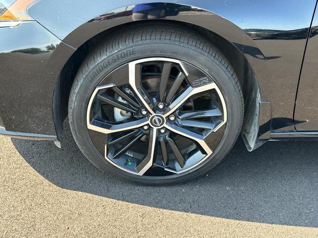 Photo of 2023 Super Black Clearcoat Nissan Altima