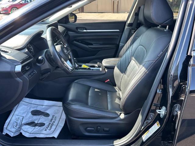 Photo of 2023 Super Black Clearcoat Nissan Altima