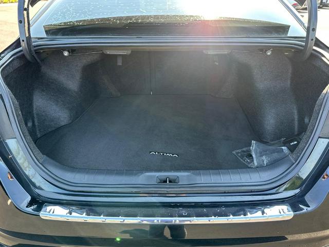 Photo of 2023 Super Black Clearcoat Nissan Altima