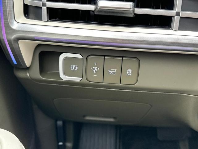 Photo of 2025 White Hyundai SANTA FE HEV