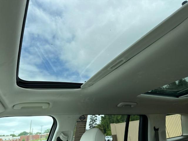 Photo of 2025 White Hyundai SANTA FE HEV