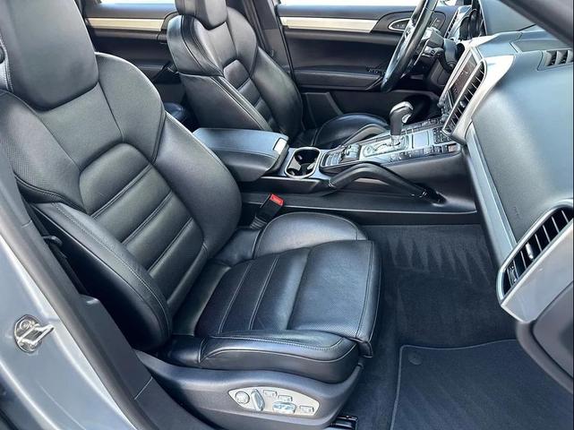 Photo of 2017 Silver Porsche Cayenne