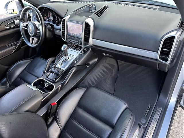 Photo of 2017 Silver Porsche Cayenne