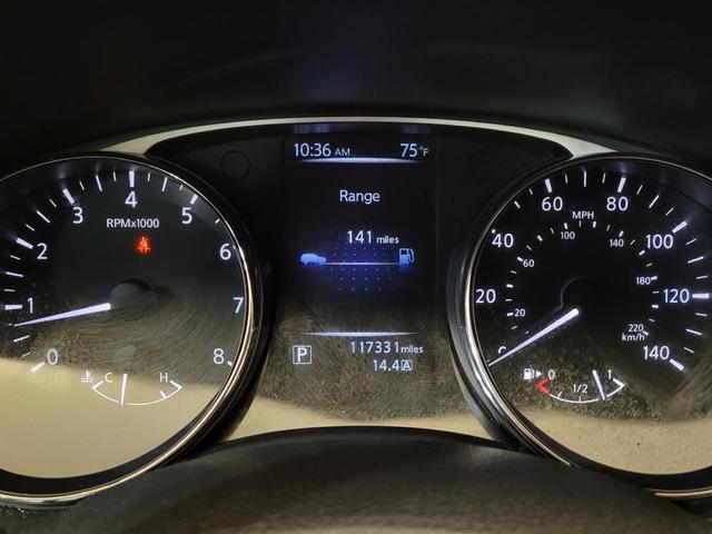 Photo of 2014 Moonlight White Nissan Rogue