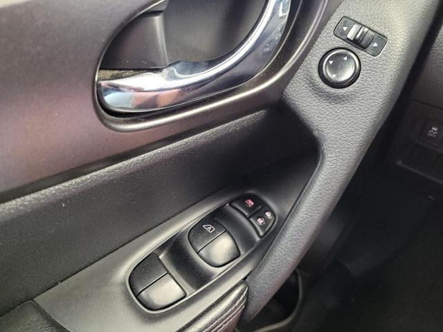 Photo of 2014 Moonlight White Nissan Rogue