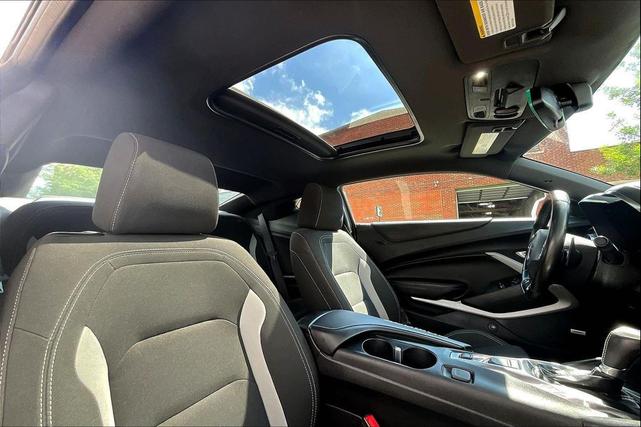 Photo of 2018 Summit White Chevrolet Camaro