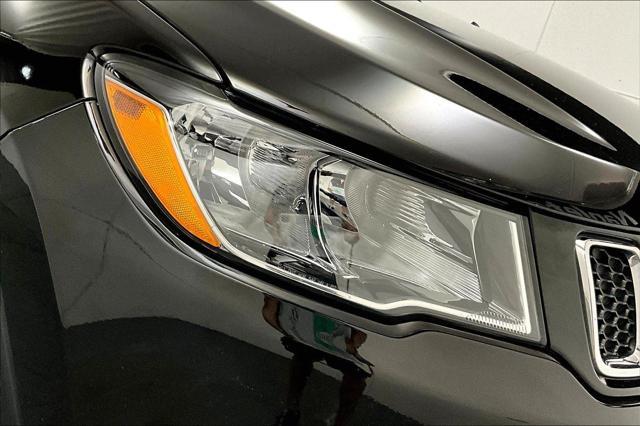 Photo of 2018 Diamond Black Crystal Pearlcoat Jeep Compass