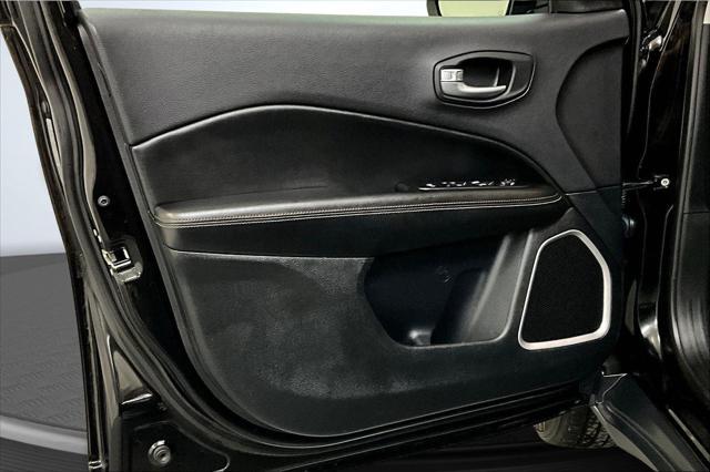 Photo of 2018 Diamond Black Crystal Pearlcoat Jeep Compass