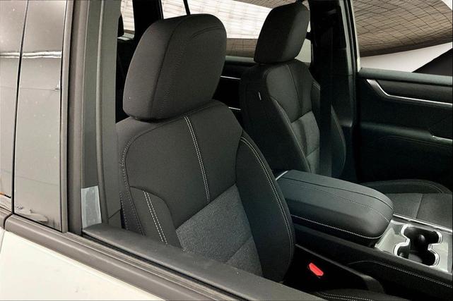 Photo of 2025 Summit White GMC Acadia