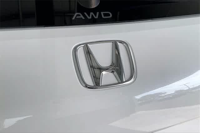 Photo of 2025 Platinum White Pearl Honda HR-V