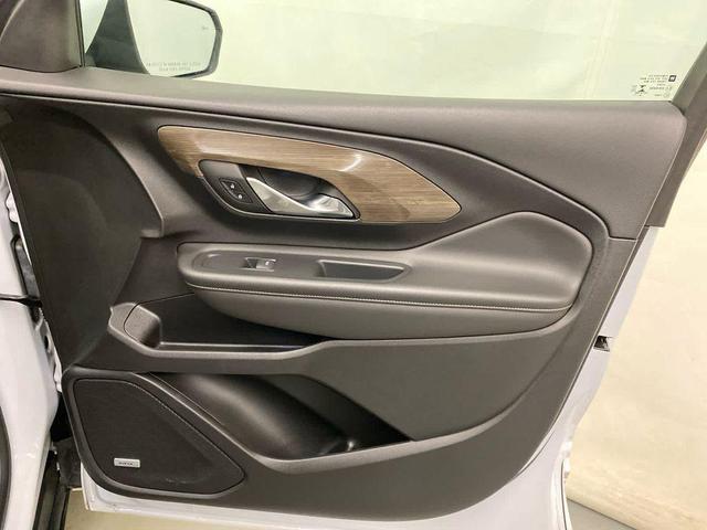 Photo of 2022 White Frost Tricoat GMC Terrain
