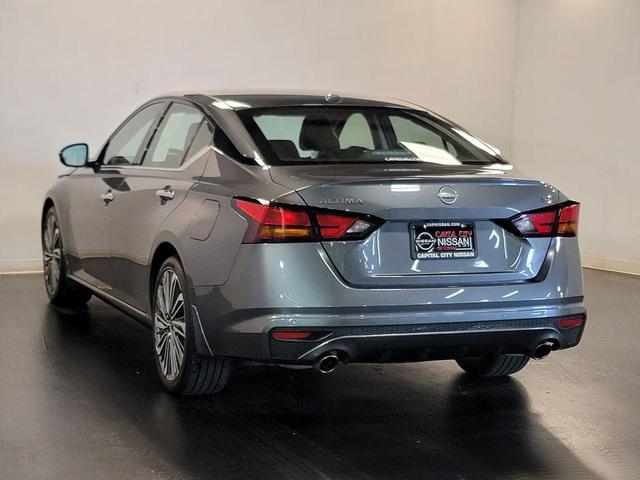 Photo of 2024 Gun Metallic Nissan Altima