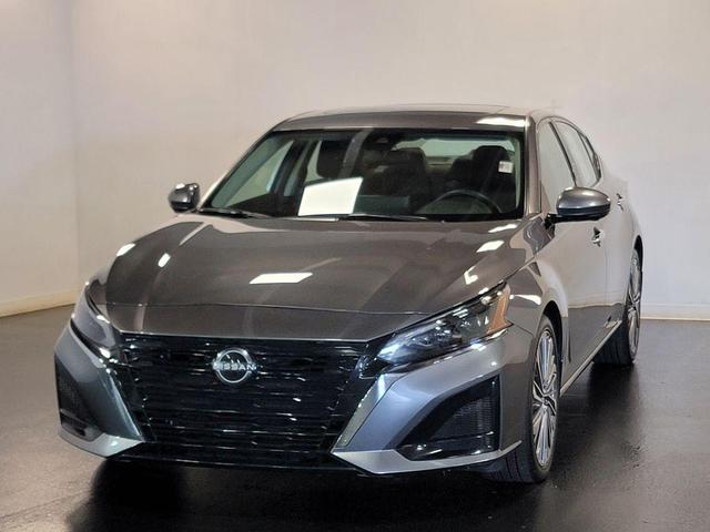 Photo of 2024 Gun Metallic Nissan Altima