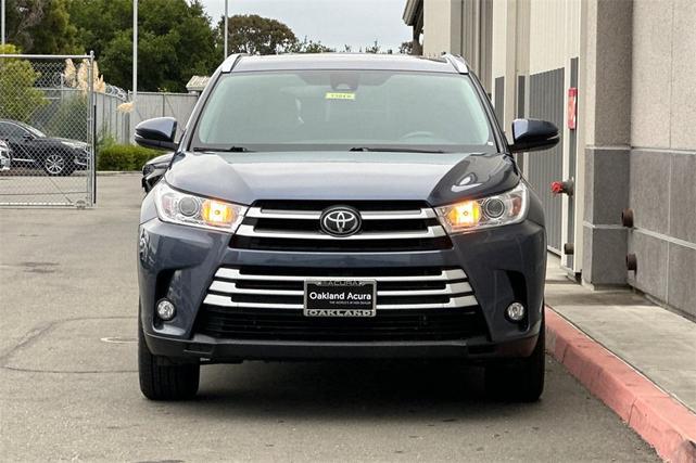 Photo of 2018 Shoreline Blue Pearl Toyota Highlander