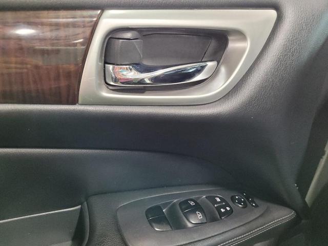 Photo of 2016 Brilliant Silver Metallic Nissan Pathfinder